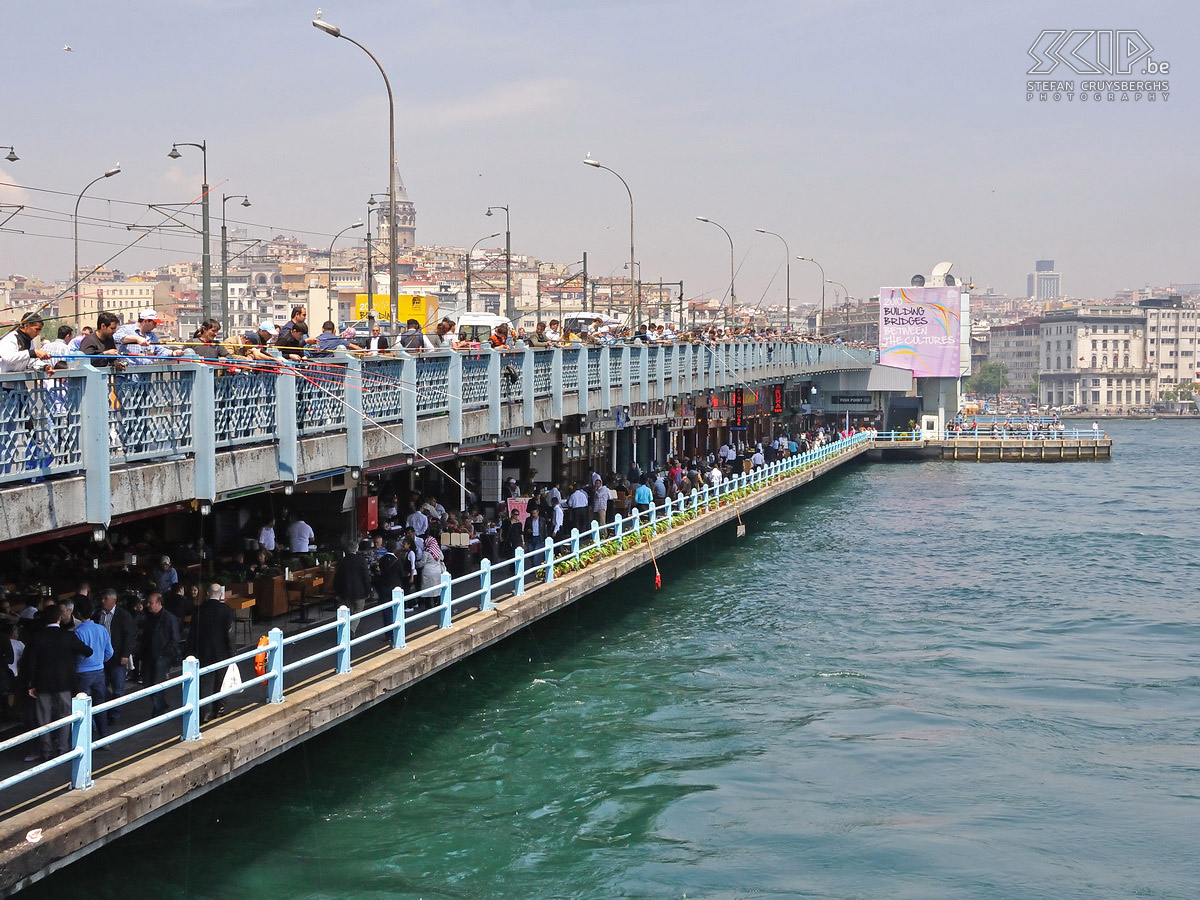 Istanbul - Galata brug Op de Galatabrug aan de zeelengte De Gouden Hoorn zijn vele vissers actief. Stefan Cruysberghs